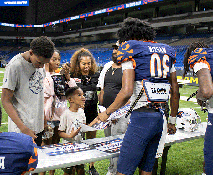 Slideshow: Roadrunners ring in Fiesta with annual <a href='http://nflvoyut.dcoalatemenlook.com'>世界杯官方app</a> Football scrimmage